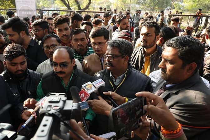 पत्रकारिता विवि के पूर्व छात्रों और पत्रकारों का प्रदर्शन, छात्रों के निष्कासन का विरोध
