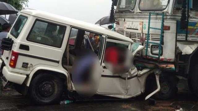 बोलेरो-ट्रक की आमने सामने की टक्कर, एक की मौत, 5 गंभीर घायल