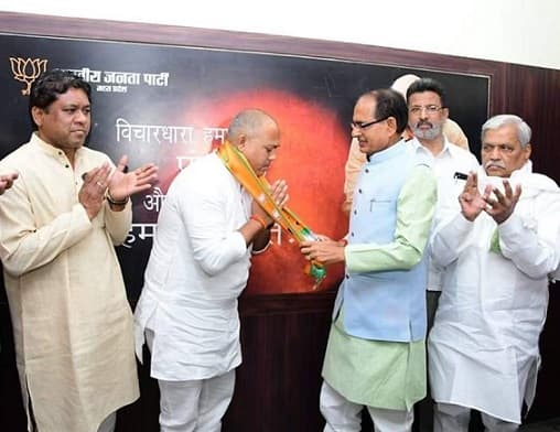 चुनाव से पहले कांग्रेस को झटका, पूर्व विधायक का बेटा BJP में शामिल