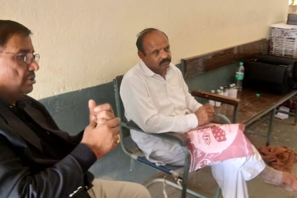 किसान से रिश्वत मांग रहा था पटवारी, लोकायुक्त ने रंगेहाथों धरा