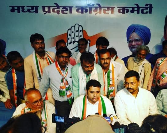 MP: आम आदमी पार्टी नेता अक्षय हुंका अपने समर्थकों के साथ कांग्रेस में शामिल