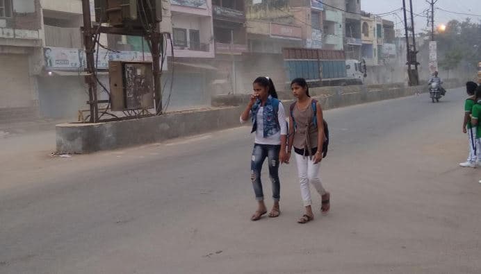 सड़क पर उड़ रहा धूल का गुबार, लोग परेशान