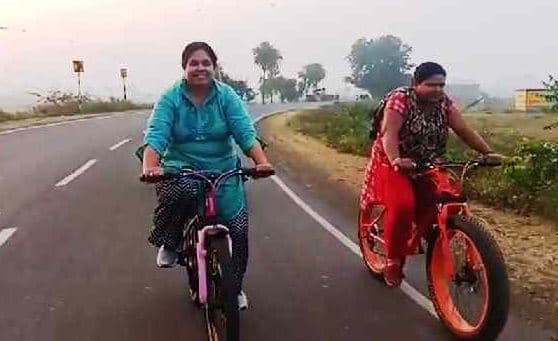 कलेक्टर के साथ साइकिल चलाने वाली महिला का सच