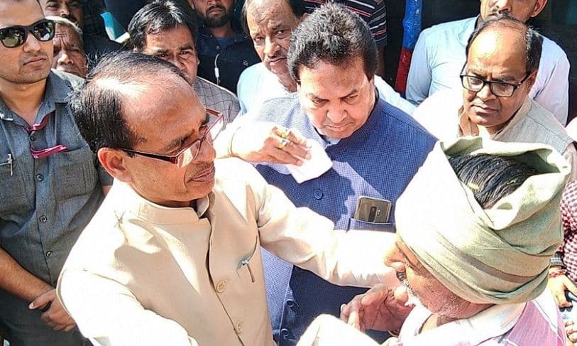 नूरगंज में पीड़ित परिवारों से मिले शिवराज, बोले- ‘दो महीने में 11 मौत हो गई और सरकार सो रही’