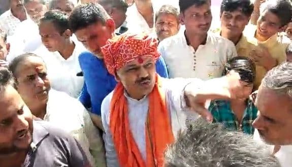 VIDEO: वोट से पहले जनता मांगे हिसाब, अब यहां हुआ बीजेपी विधायक का विरोध