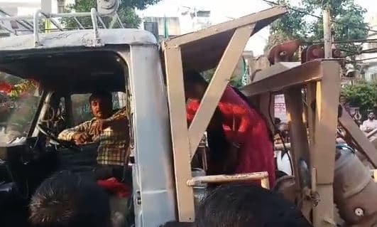 VIDEO: महिला का हाई-वोल्टेज ड्रामा, नो पार्किंग में खड़ी कार को उठाया तो क्रेन ड्राइवर को पीटा