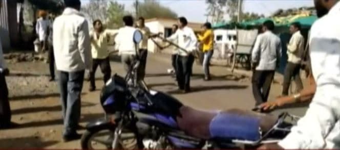 VIDEO : यहां मतदान केंद्र के बाहर कांग्रेस-बीजेपी के कार्यकर्ताओं में झड़प, जमकर चले लाठी-डंडे