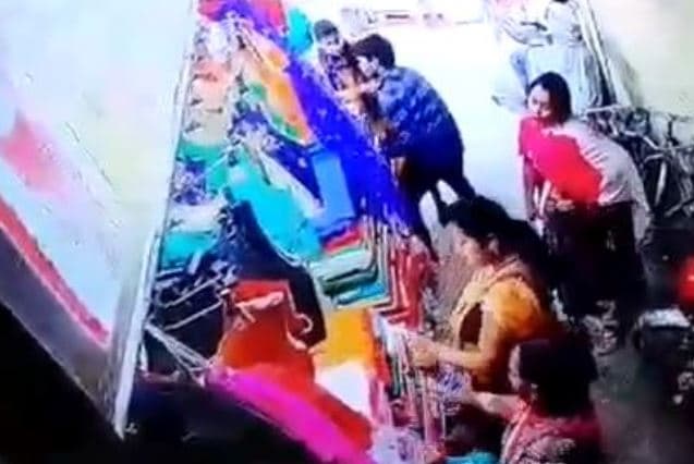 माँ ने दो बेटियों के साथ मिलकर की थी 15 हजार की चोरी, गिरफ्तार