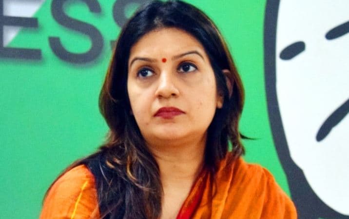 कांग्रेस से इस्तीफा देकर शिवसेना में शामिल हुईं प्रियंका चतुर्वेदी