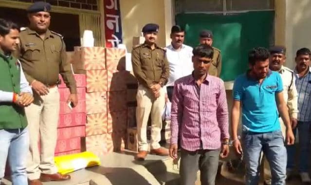 अवैध शराब से भरी पिकअप को पुलिस ने घेराबंदी कर पकड़ा, दो धराये