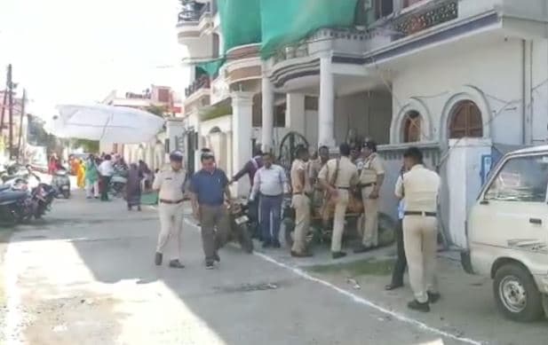 कांग्रेस नेता के घर जिला निर्वाचन टीम का छापा, मचा हड़कंप