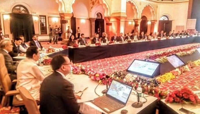 निवेश पर मंथन, उद्योगपतियों के साथ मुख्यमंत्री की राउंड टेबल मीट