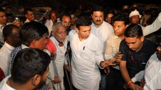 मंत्री पटवारी ने अफसरों को लगाई फटकार, आदिवासी के घर किया भोजन