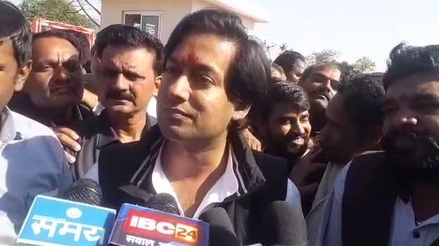 विधायक चाचा से अलग है मंत्री भतीजे की राय