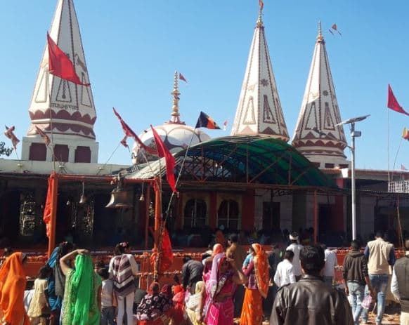 पूर्णिमा पर करीला धाम में भरा मेला, सड़क की जर्जर हालत से श्रद्धालु हुए परेशान