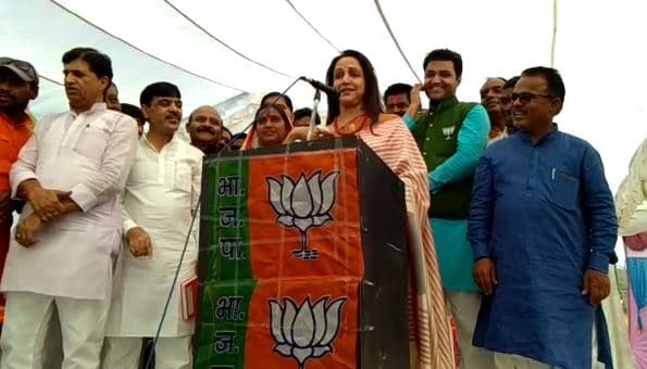 शोले के डायलॉग बोलकर ड्रीम गर्ल ने मांगे भाजपा प्रत्याशी के लिए वोट, देखें वीडियो