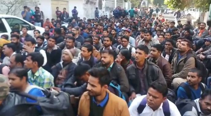VIDEO : वित्तमंत्री के बंगले का घेराव करने पहुंचे सर्वेक्षण सहायक, भारी पुलिस बल तैनात