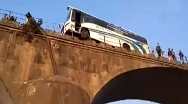 VIDEO : जब ड्राइवर की चूक से नर्मदा पुल पर लटकी यात्री बस, थम गई सांसें