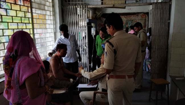 अफसर को जिन्दा जलाने की कोशिश, आग लगाने वाला भी शहर से दूर झुलसा मिला, मौत