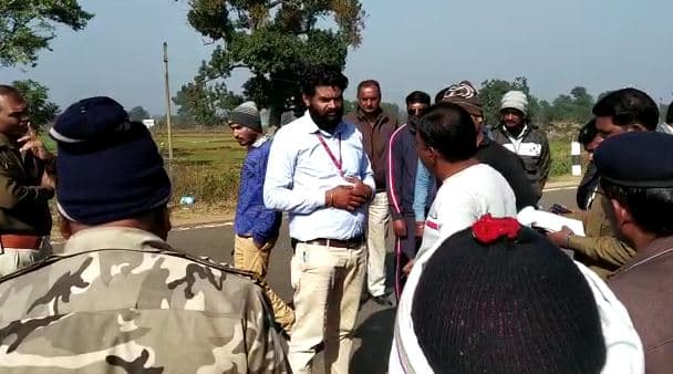 नकाबपोशों ने की पटवारी की कार पर फायरिंग, बड़ा हादसा टला, कार क्षतिग्रस्त