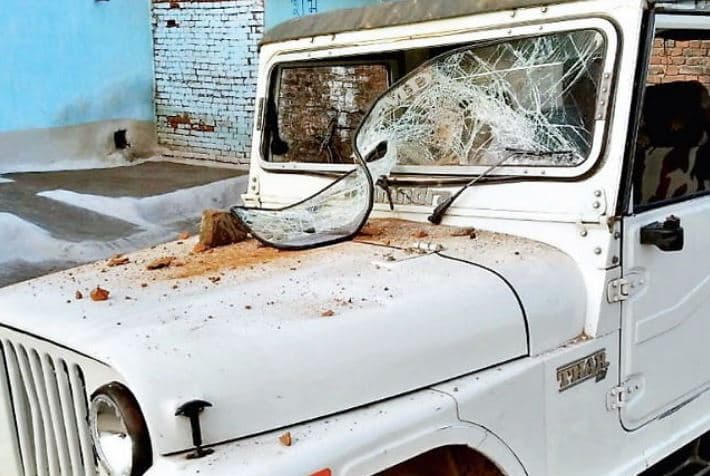शराब तस्करों काे पकड़ने गई पुलिस पर हमला, 2 वाहन क्षतिग्रस्त, ASI-आरक्षक गंभीर घायल