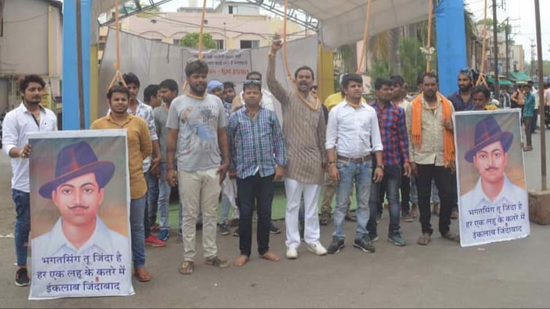आमरण अनशन पर बैठे युवा, पानी के अधिकार की लड़ रहे लड़ाई