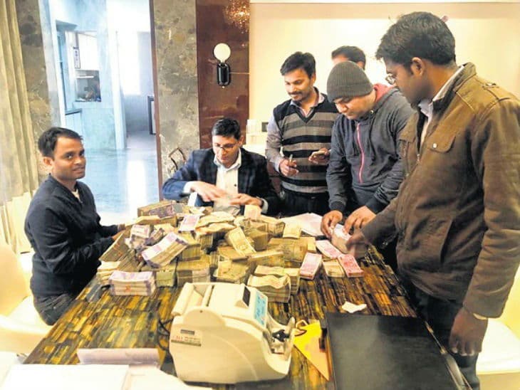 रोड कॉन्ट्रैक्टर के ठिकानों पर IT का छापा, 1.70 करोड़ कैश मिला, नोट गिनने लेनी पड़ी कई मशीनों की मदद