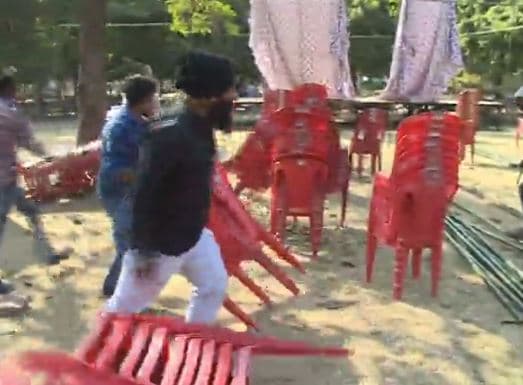 हिन्दू सेवा परिषद का सिविक सेंटर में हंगामा, कुर्सी और टेंट पर यूं उतरा गुस्सा, देखें वीडियो