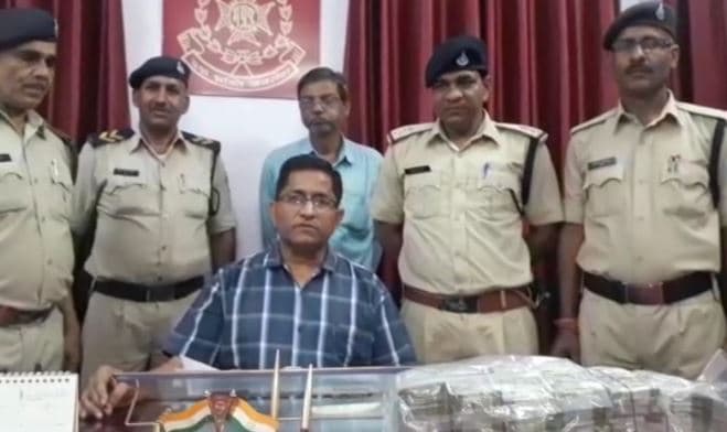 जीआरपी की बड़ी कार्रवाई, युवक से बरामद किए 32 लाख 50 हज़ार