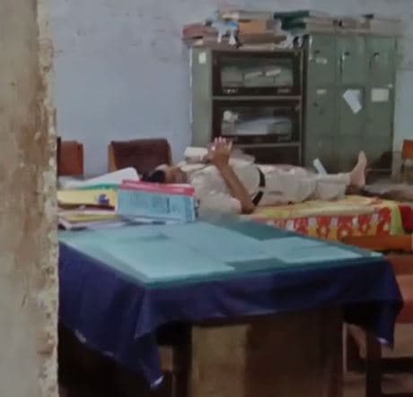 थाने की टेबल पर लेटकर फरियाद सुनने वाला आरक्षक निलंबित, दो बार हुआ वीडियो वायरल
