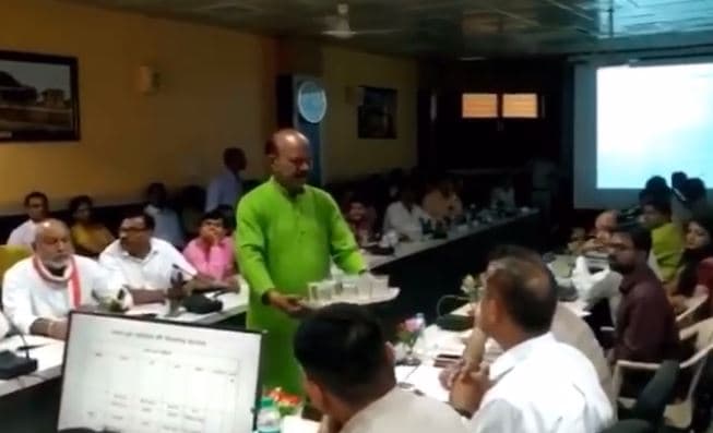 बैठक में हंगामा, मंत्रियों की मौजूदगी में कांग्रेस नेता ने निगम कमिश्नर को पीने के लिए दिया गन्दा पानी