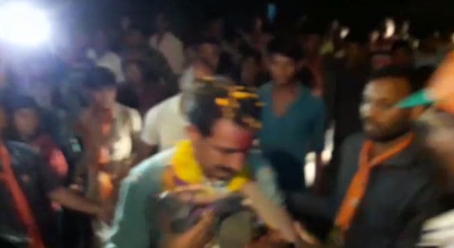 वोट मांगने आये विधायक को पहनाई जूतों की माला, हुई धुनाई, वीडियो वायरल