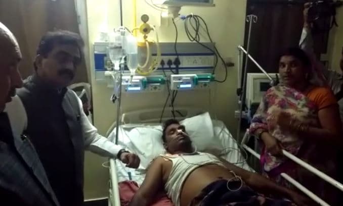 कर्ज से परेशान होकर जहर खाने वाले किसान से मिले राकेश सिंह, सरकार पर बोला हमला