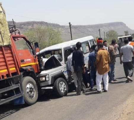 जीप और ट्रक की टक्कर, एक की मौत, दर्जनभर लोग घायल