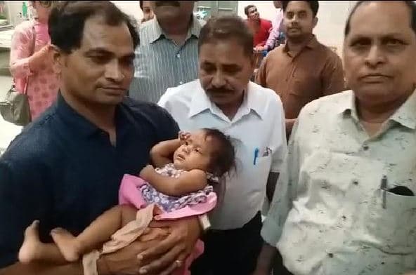 एक मां की मर गई ममता : चार माह की बेटी को तपती धूप में छोड़ गई मां
