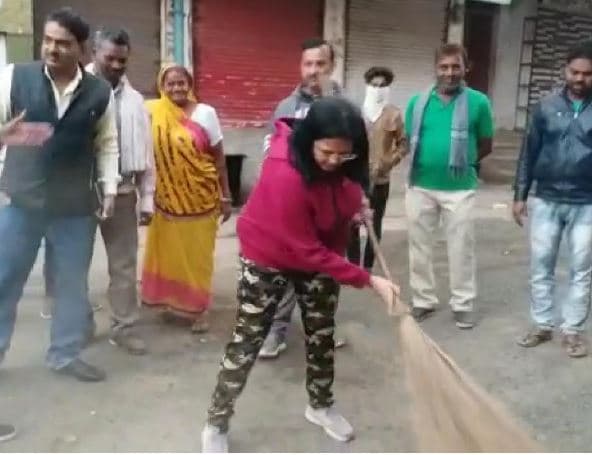 निरीक्षण करने पहुंची कलेक्टर ने खुद लगाई झाड़ू, सफाईकर्मी की लापरवाही पर कटा वेतन