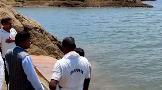 नर्मदा नदी में नाव पलटने से पांच लोगों की मौत, 6 को सुरक्षित निकाला