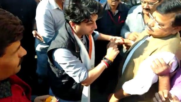 चरणवंदना पार्ट-2 : फिर नतमस्तक हुए मंत्री, सिंधिया नाराज