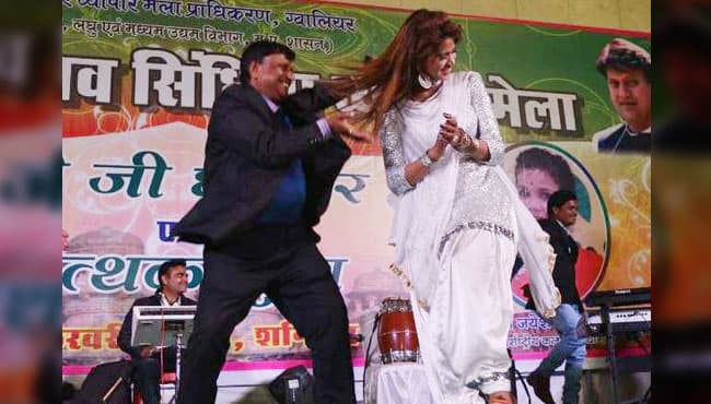 शहादत पर देश में गम और गुस्सा, यहां डांसर संग नाच रहे अधिकारी, वीडियो वायरल