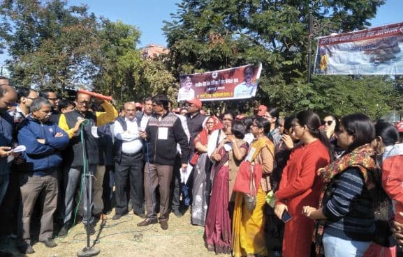 बैंकों में लटके ताले, कर्मचारी हड़ताल पर, पांच दिन बंद रहेंगे बैंक