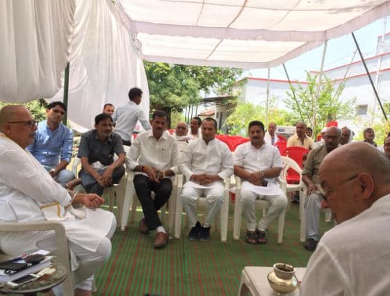 पूर्व नेता प्रतिपक्ष की माता को श्रद्धांजलि देने पहुंचे नेता