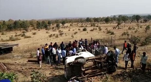 दर्दनाक सड़क हादसा: कार और ट्राले की टक्कर में 9 लोगों की मौत