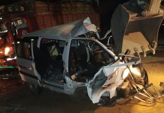 भीषण सड़क हादसे में 5 लोगों की मौत, मिनी ट्रक की टक्कर से कार के उड़े परखच्चे
