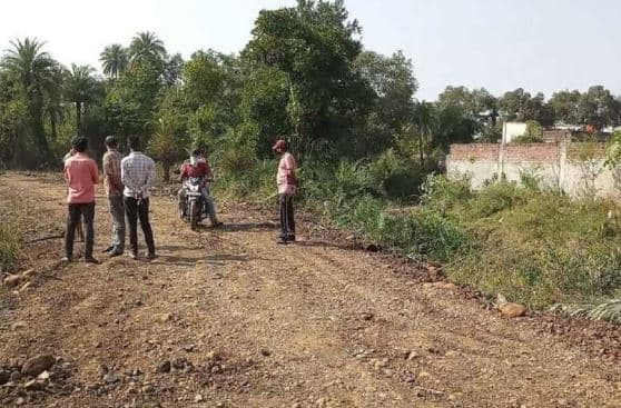 शर्मनाक: बच्चों की कब्र पर बना डाली सड़क, विरोध करने पर जान से मारने की धमकी