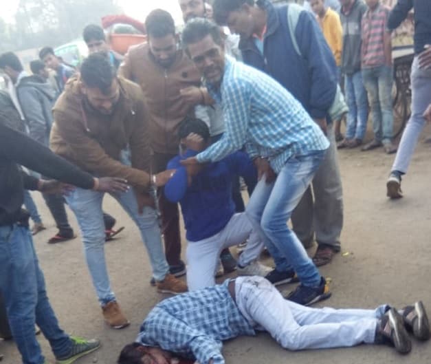 VIDEO: चलती बस में चढ़ा और फिसल गया युवक, सिर पर चढ़ा पहिया, दर्दनाक मौत
