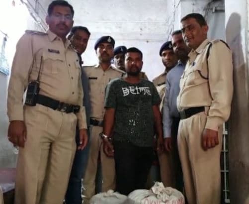 होली पर घर से अवैध शराब बेच रहा था युवक, पुलिस ने किया गिरफ्तार