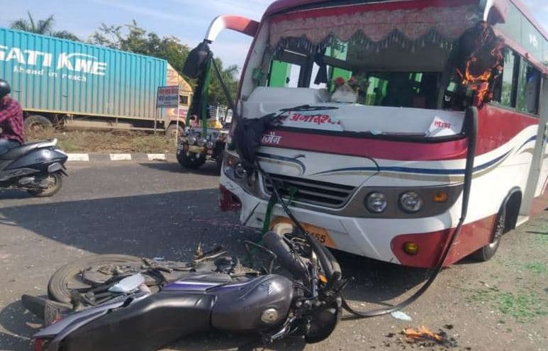 तेज रफ़्तार बस ने दो युवकों को रौंदा, घर में थी शादी, मौत की खबर से पसरा मातम