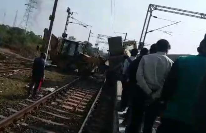 रेलवे ट्रैक पर पल्टी कंक्रीट मिक्सिंग मशीन, बड़ा हादसा टला
