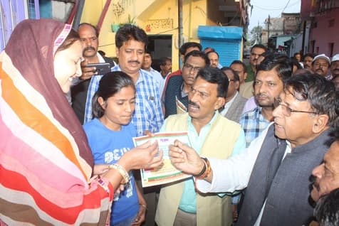 डेंगू पर लगाम के लिए स्वास्थय मंत्री ने सभाला मोर्चा, घर-घर जाकर किया अनुरोध