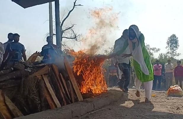 बेटे की मौजूदगी में बेटी ने दी टीआई को मुखाग्नि, रीतियां तोड़ पेश की नजीर